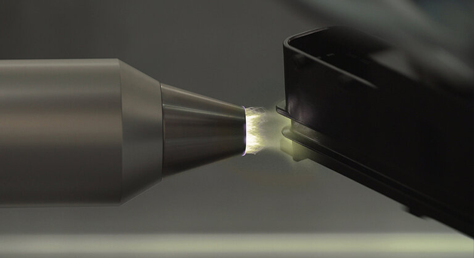 PC材料表麵9I在线看片成人免费體處理對有機矽塗層附著力的影響